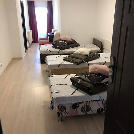 Hostel Mialma Onesti Esterno foto