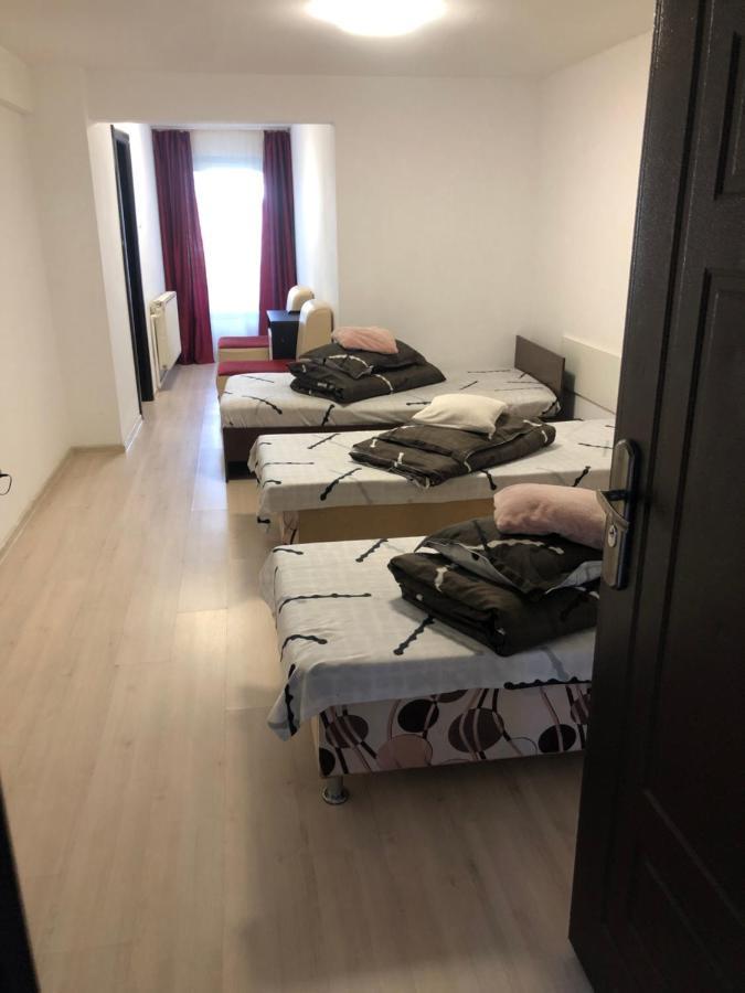 Hostel Mialma Onesti Esterno foto